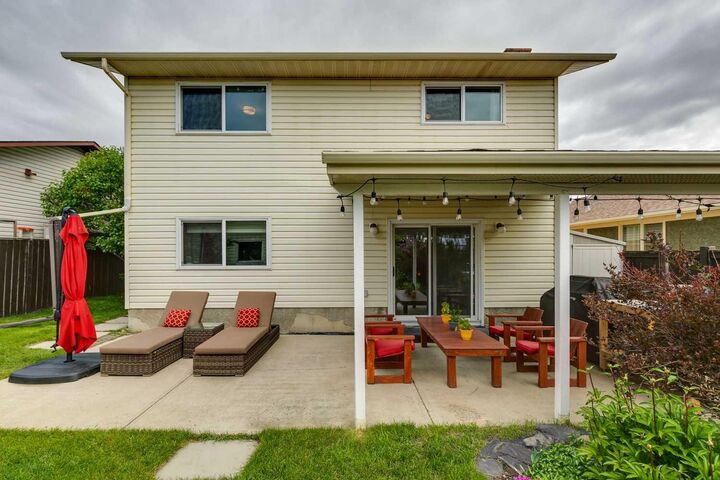 Property Photo:  51 Woodbrook Green SW  AB T2W 4P6 