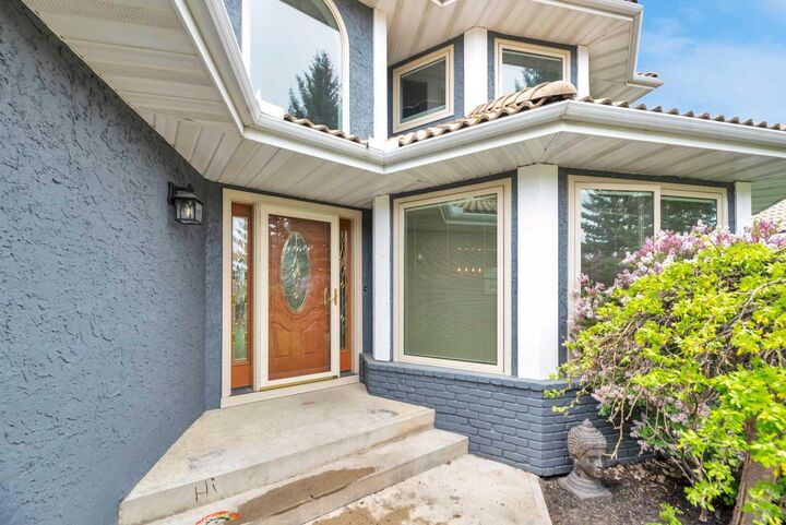 Property Photo:  52 Woodpath Terrace SW  AB T2W 5Z7 