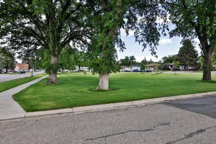 Property Photo:  311 18 Street N  AB T1H 3G3 