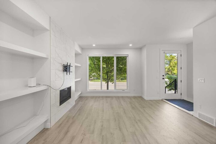 Property Photo:  2105 5 Street NW  AB T2M 5C2 