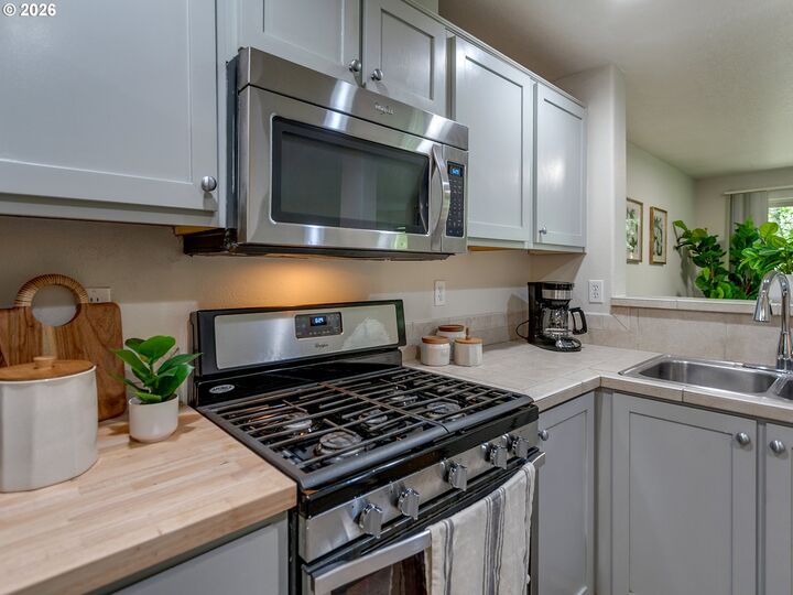 Property Photo:  10769 SW Canterbury Ln 102  OR 97224 