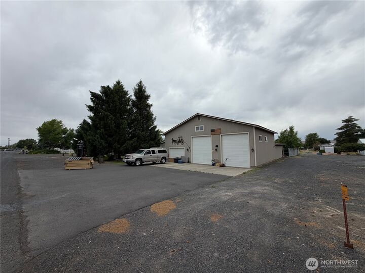 Property Photo:  420 E Washington Street  WA 99115 