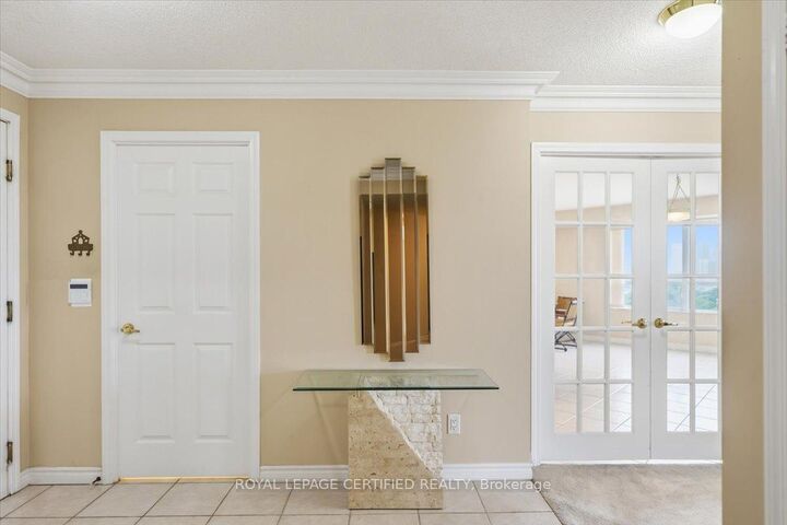 Property Photo: 25 Kingsbridge Garden Circle 1118 ON L5R 4B1