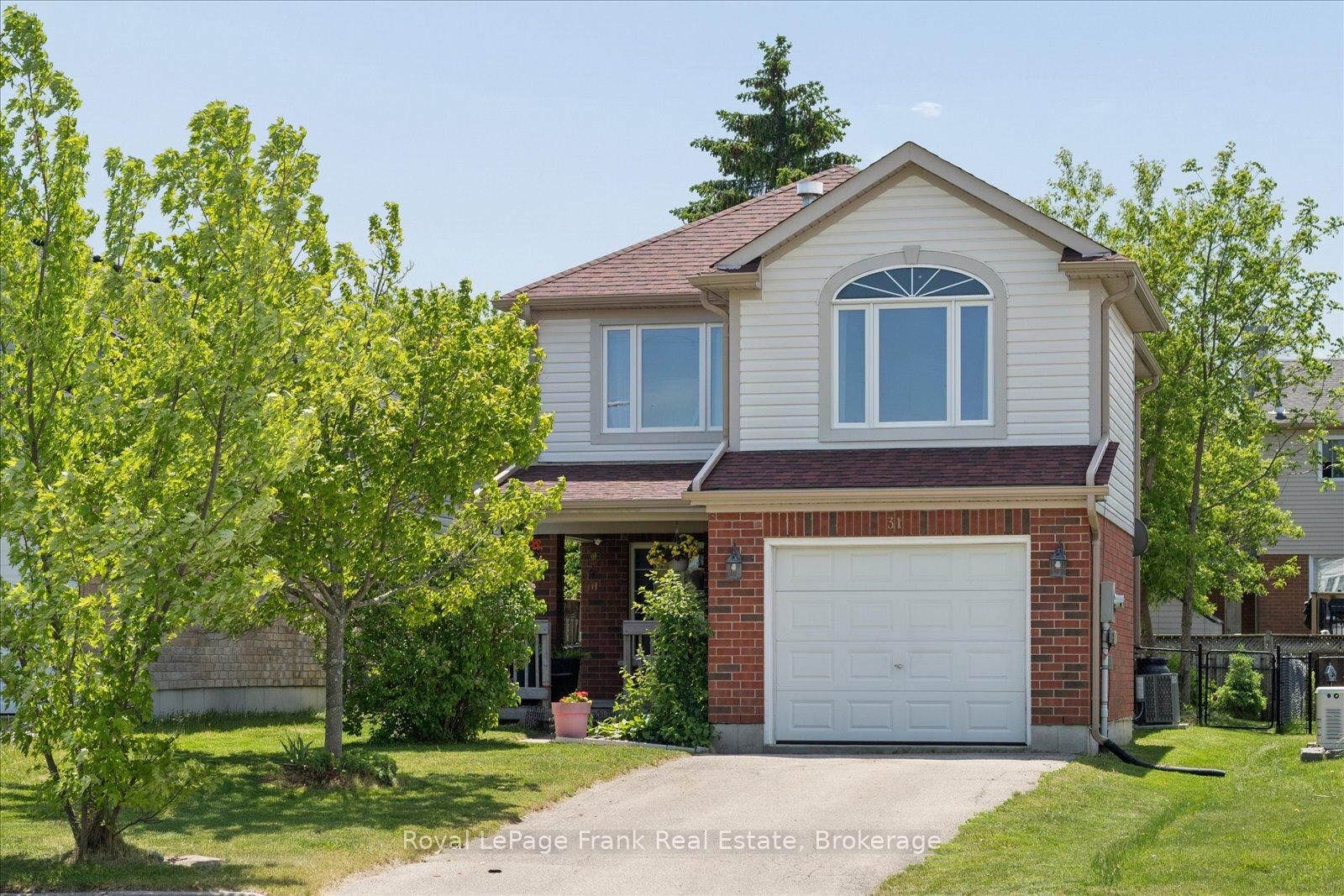 Property Photo: 31 Lang Court ON K9V 6E5