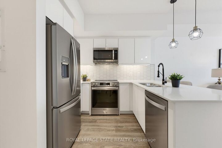 Property Photo: 16 Markle Crescent 513 ON L9G 0H4
