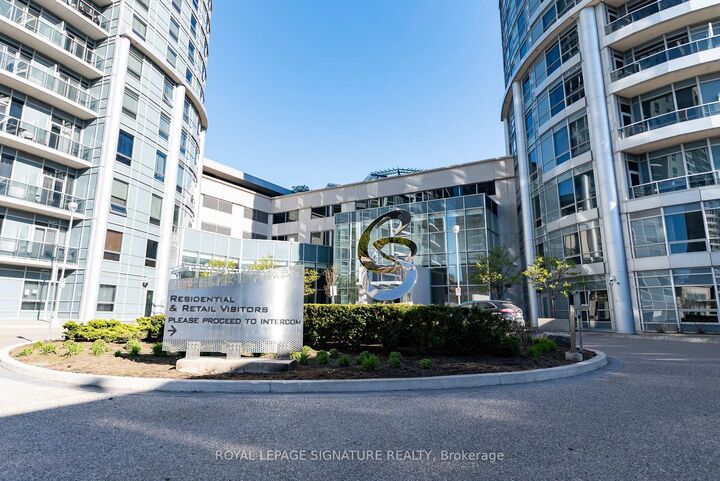 Property Photo: 135 Village Green Square 1423 ON M1S 0G4