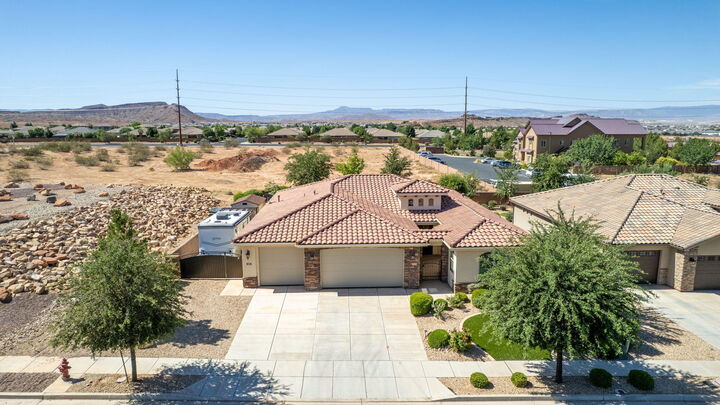 Property Photo: 956 E Roadrunner Dr UT 84780