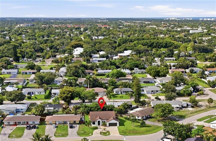 Property Photo: 1140 Jeronimo Dr FL 34103