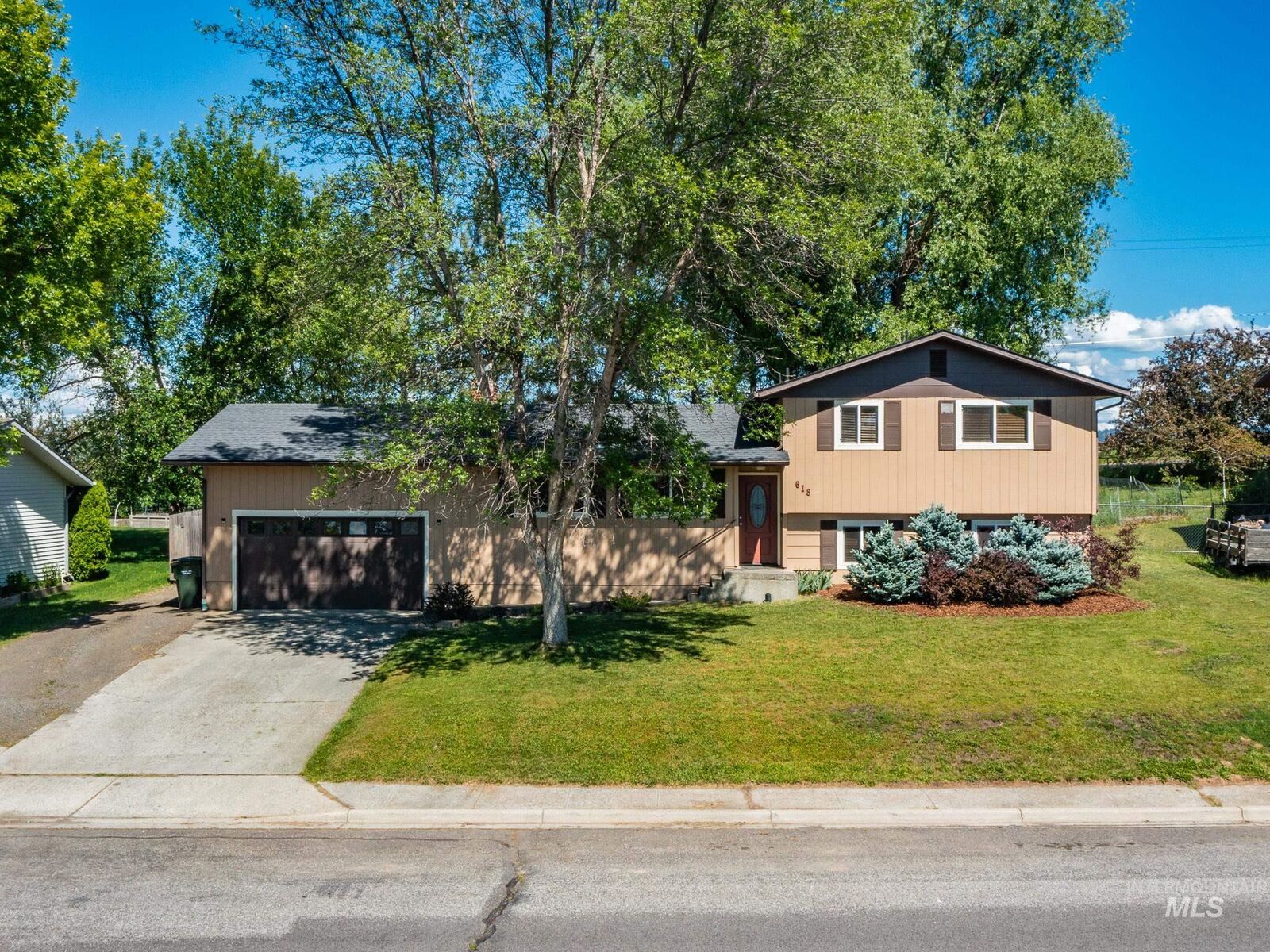 Property Photo:  618 Dawn Drive  ID 83530 