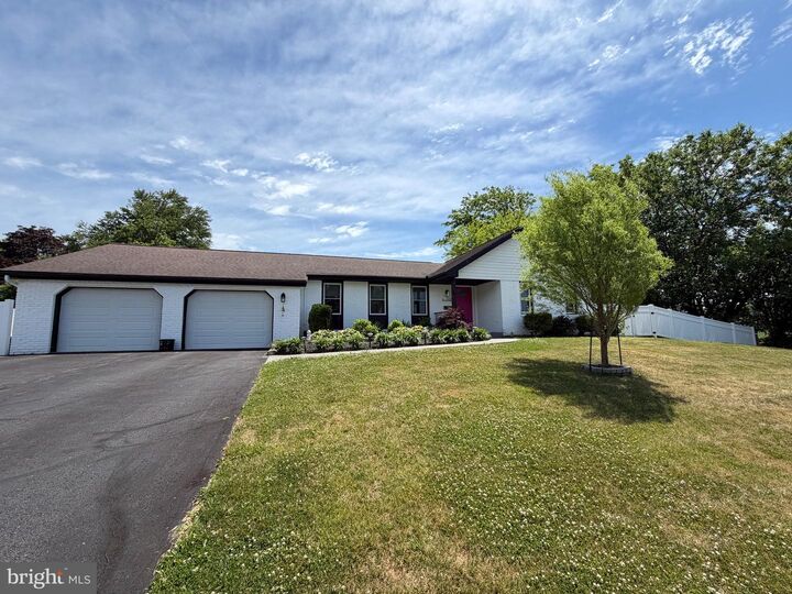 Property Photo:  1098 Hillview Lane  PA 17033 