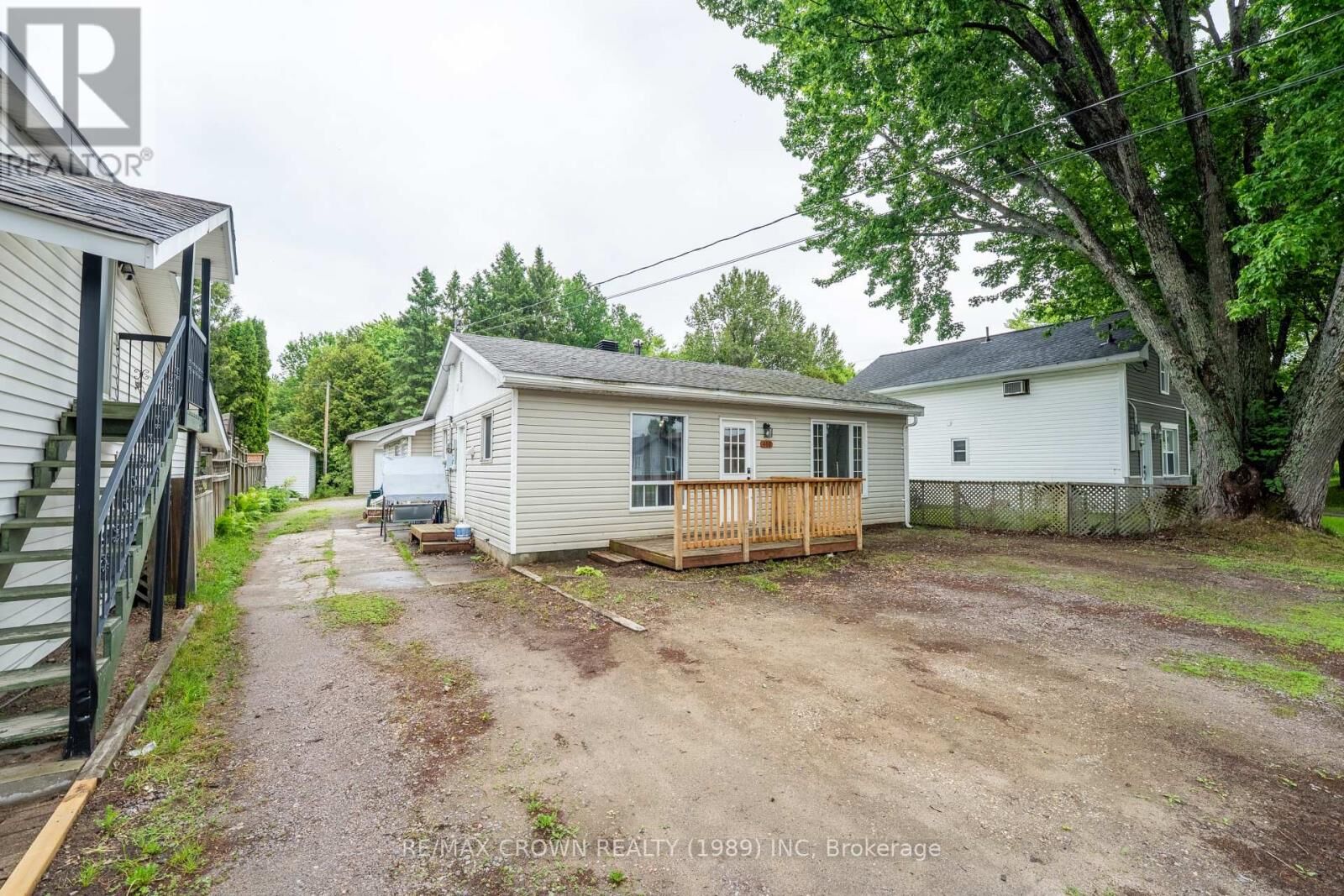 Property Photo:  400 Nipissing Street  ON P2B 3E3 