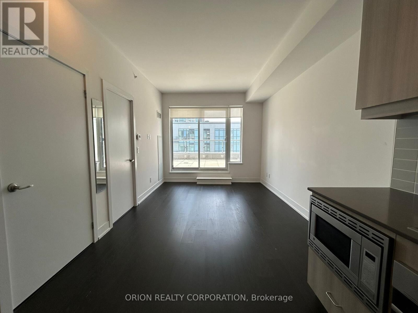 Property Photo: 7 Kenaston Gardens 707 ON M2K 0E9