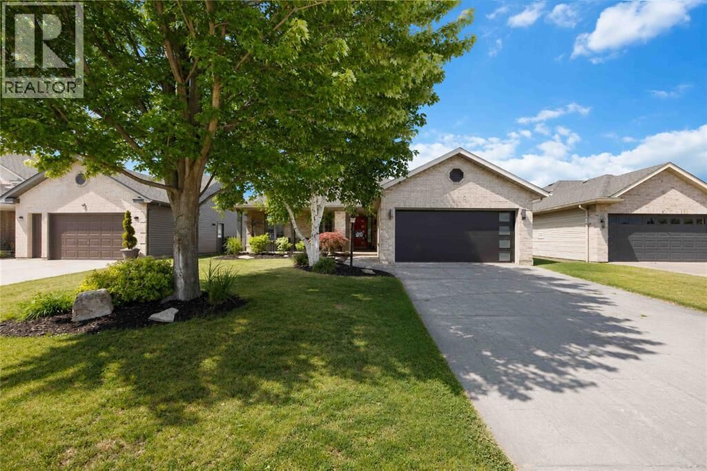 Property Photo:  220 Paddock Green Circle  ON N0N 1G0 