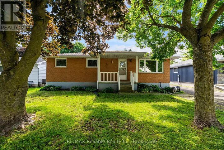 Property Photo:  182 Jarvis Street South  ON N0K 1W0 