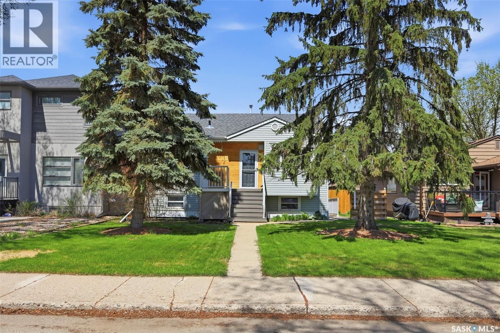 Property Photo:  816 Empress Street  SK S7K 0Y4 