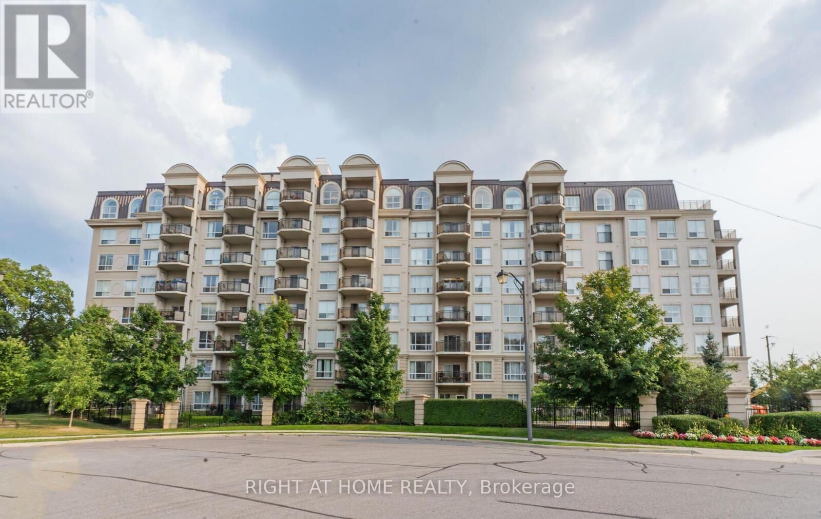 Property Photo: 1 Maison Parc Court 111 ON L4J 9K1