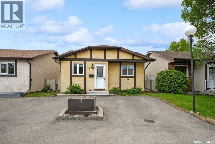 Property Photo:  2711 Meadow Lane E  SK S4V 1L7 