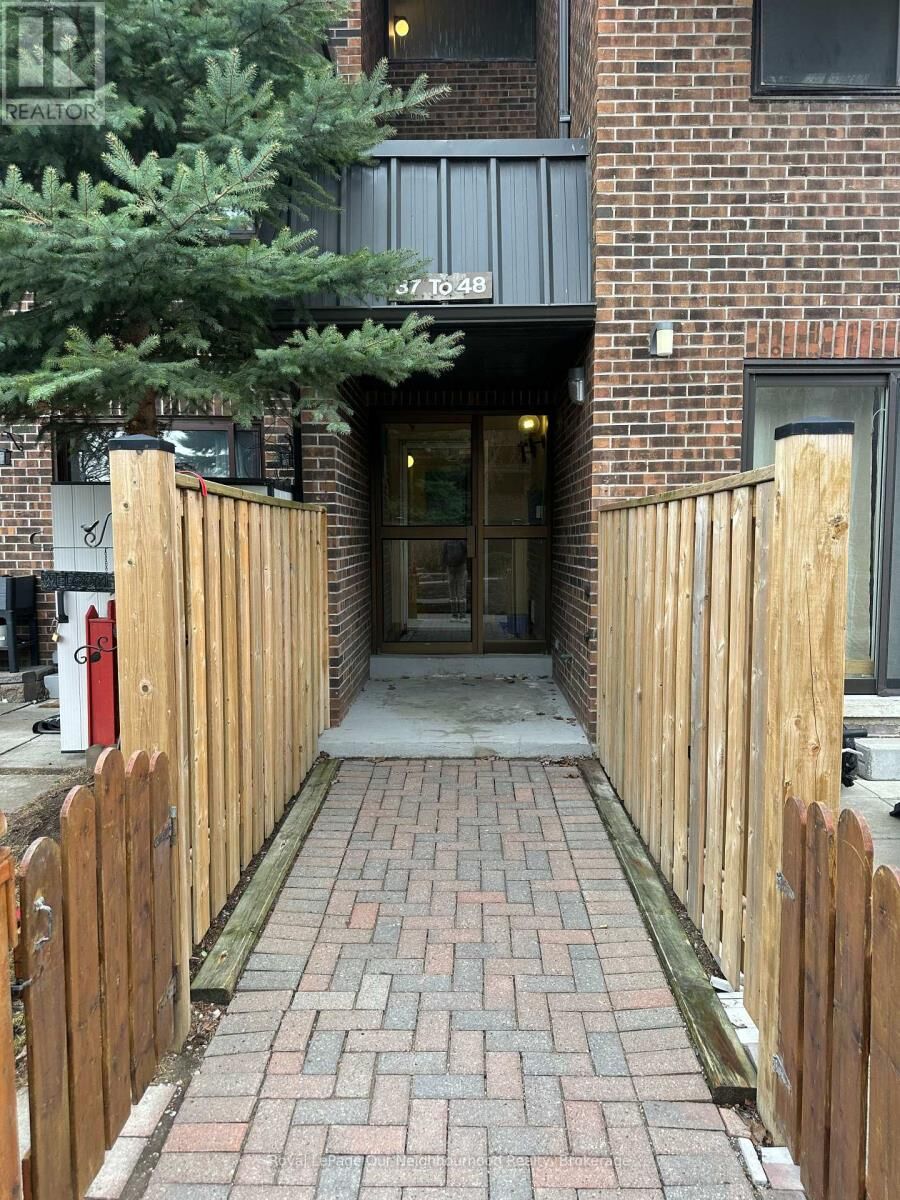Property Photo: 43 Taunton Road East 39 ON L1G 3T6