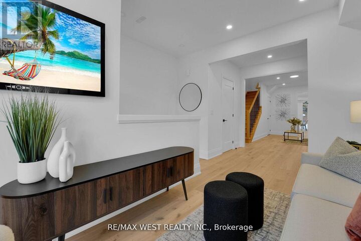 Property Photo:  521 St Johns Road Upper  ON M6S 2L7 