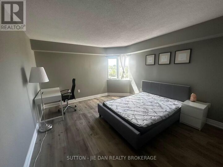 Property Photo:  858 Commissioners Road East 507  ON N6C 5Y5 