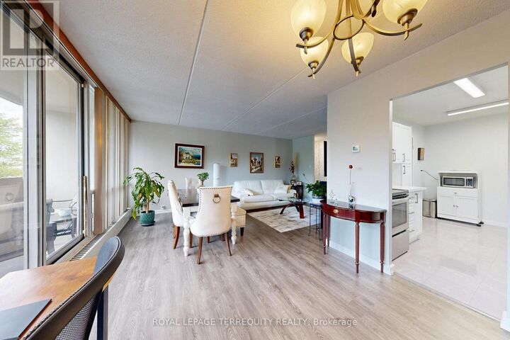 Property Photo:  2 Glamorgan Avenue 212  ON M1P 2M8 