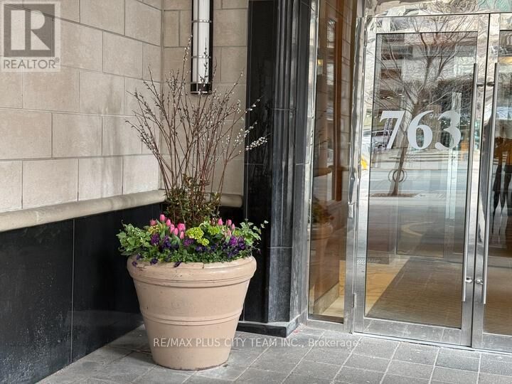 Property Photo: 763 Bay Street 2812 ON M5G 2R3