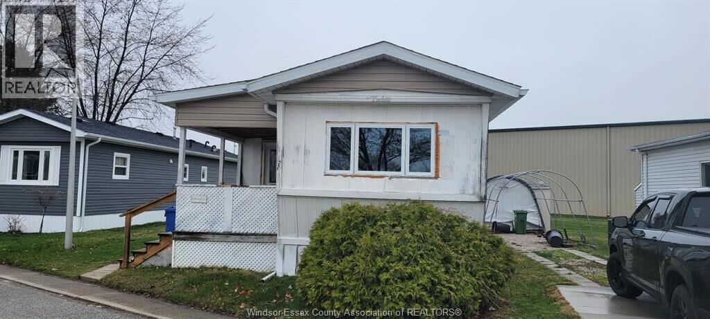 Property Photo: 22 Robin Crescent ON N8N 2S2