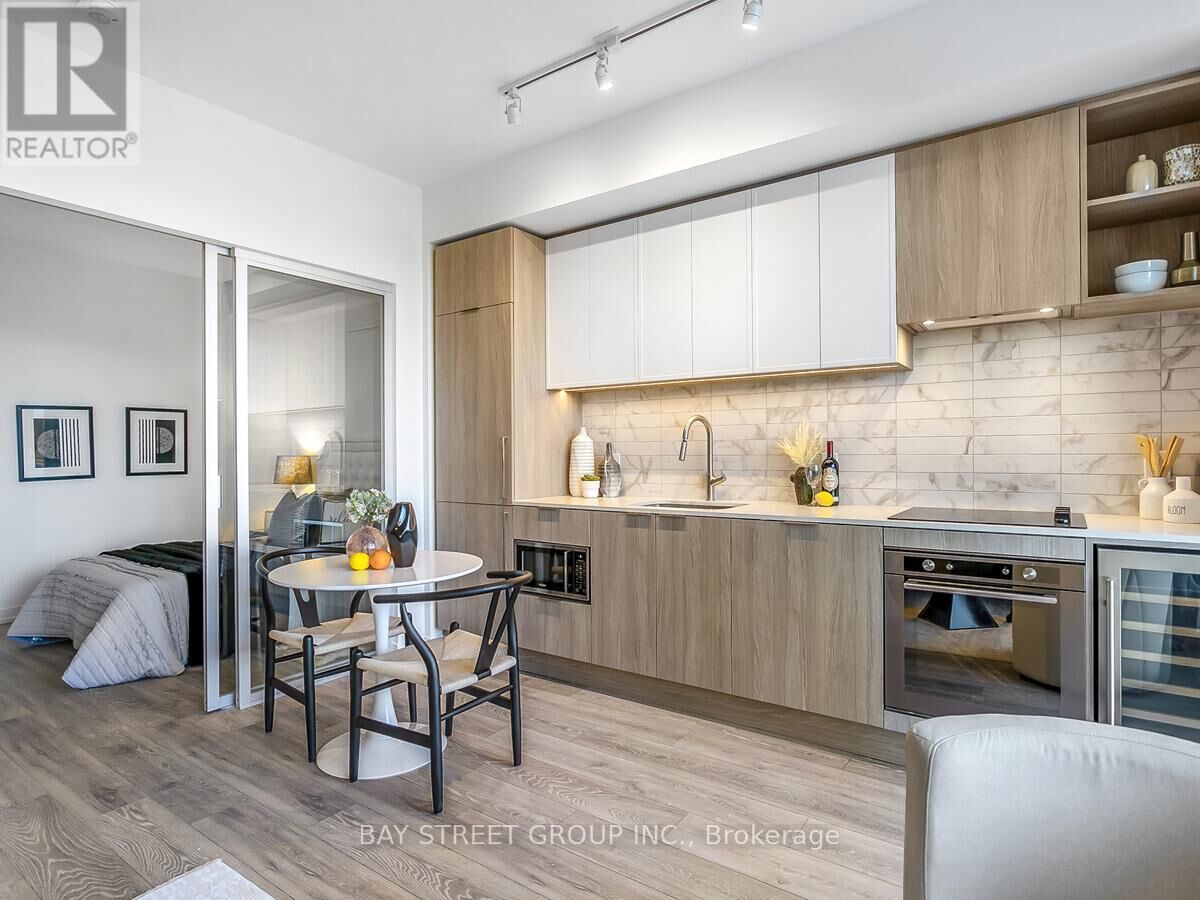 Property Photo:  2020 Bathurst Street 1908  ON M5P 0A6 