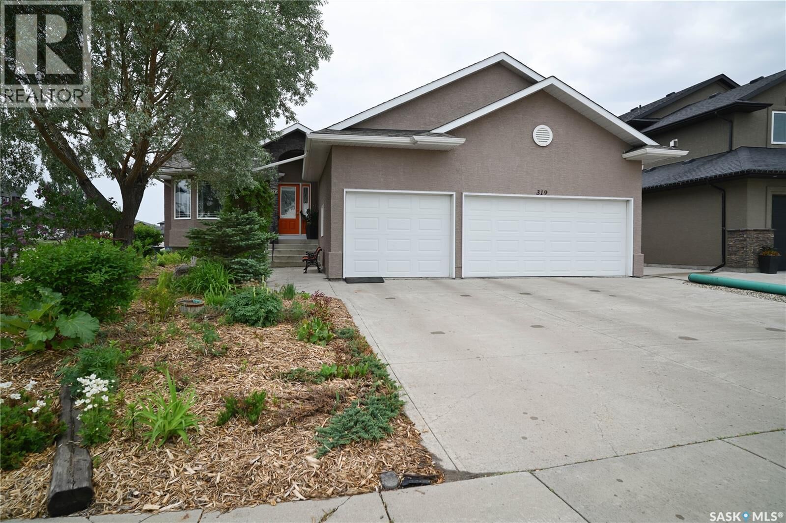 Property Photo: 319 Stefaniuk Crescent SK S7H 0H6