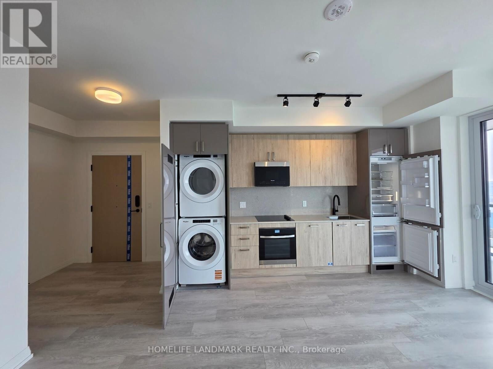 Property Photo: 280 Dundas Street West 1811 ON M5T 0E3