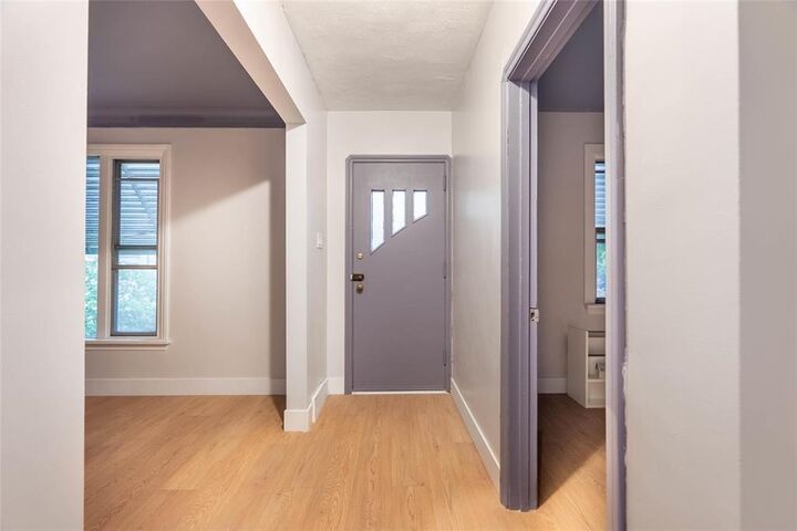 Property Photo: 409 Jefferson Avenue MB R2V 0N5