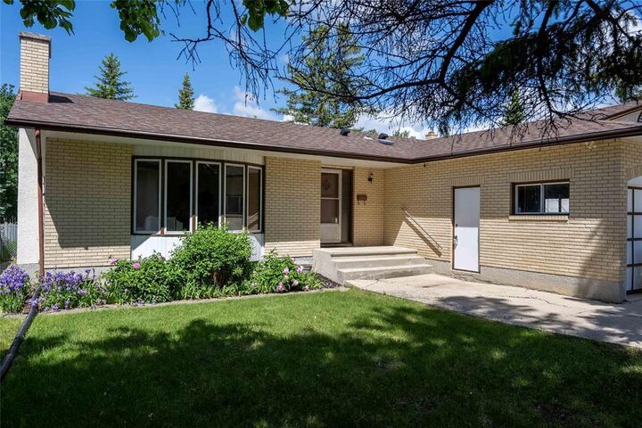 Property Photo: 832 Community Row MB R3R 1J1