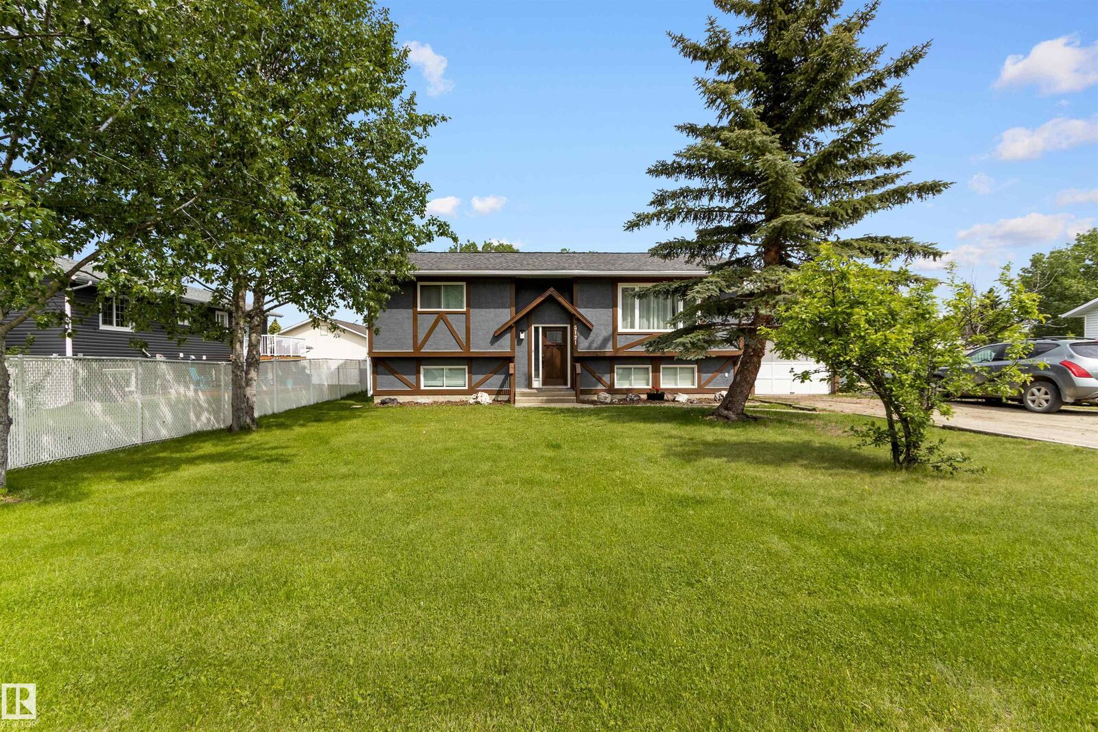 Property Photo:  5121 52 Street  AB T0E 1Z0 