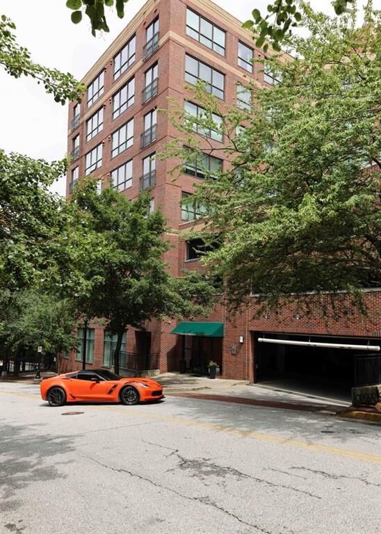 Property Photo: 115 W Peachtree Place NW 501 GA 30313