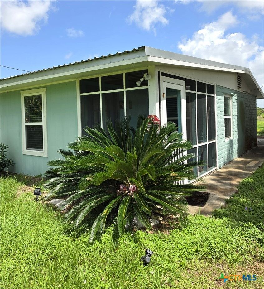 Property Photo:  503 E Dallas Avenue  TX 77983 