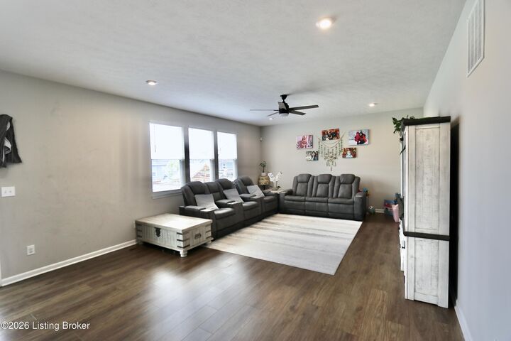 Property Photo: 518 Williamsburg Dr KY 40047