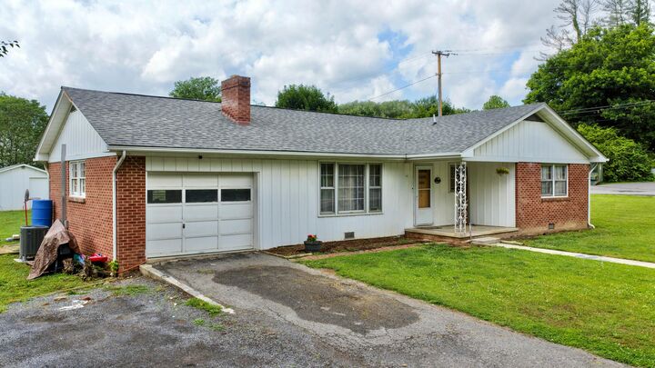 Property Photo: 123 E Chestnut WV 24910