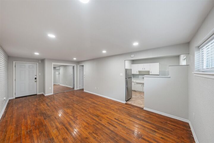 Property Photo: 311 Hawthorne Street 21 TX 77006