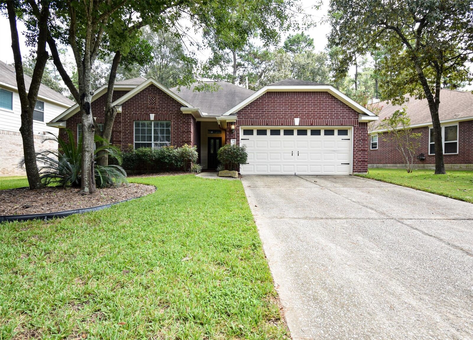 Property Photo: 34 S Rambling Ridge Place TX 77385