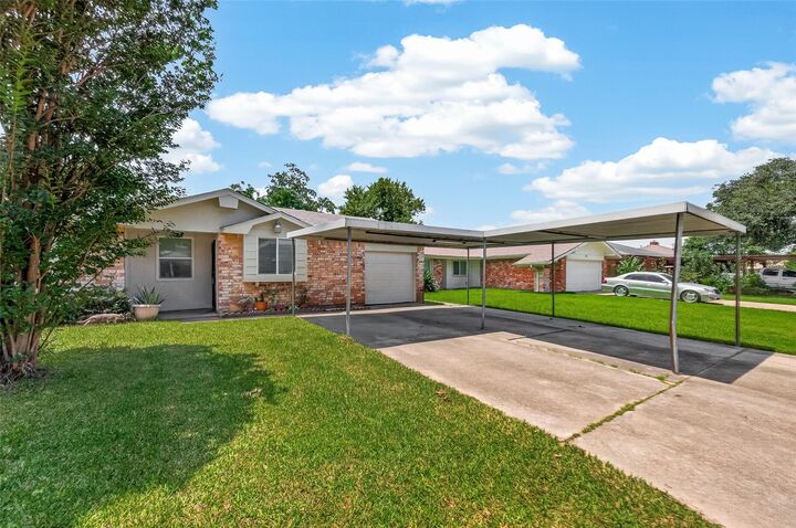 Property Photo:  819 Donfield Street  TX 77530 