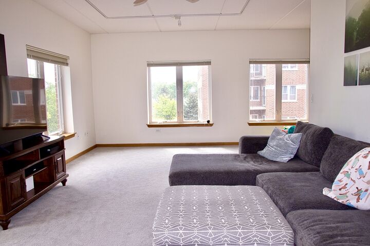 Property Photo:  3401 N Carriageway Drive 401  IL 60004 