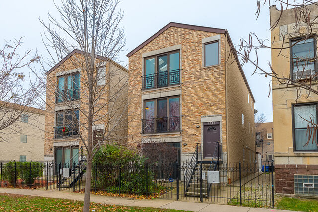 Property Photo: 2715 W Washington Boulevard 1 IL 60612
