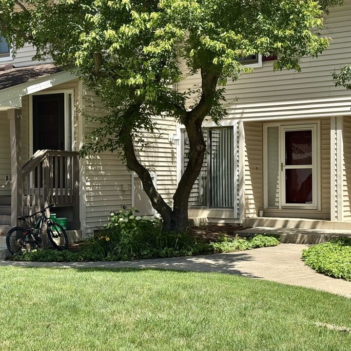 Property Photo:  1036 N Pine Tree Circle  IL 60089 