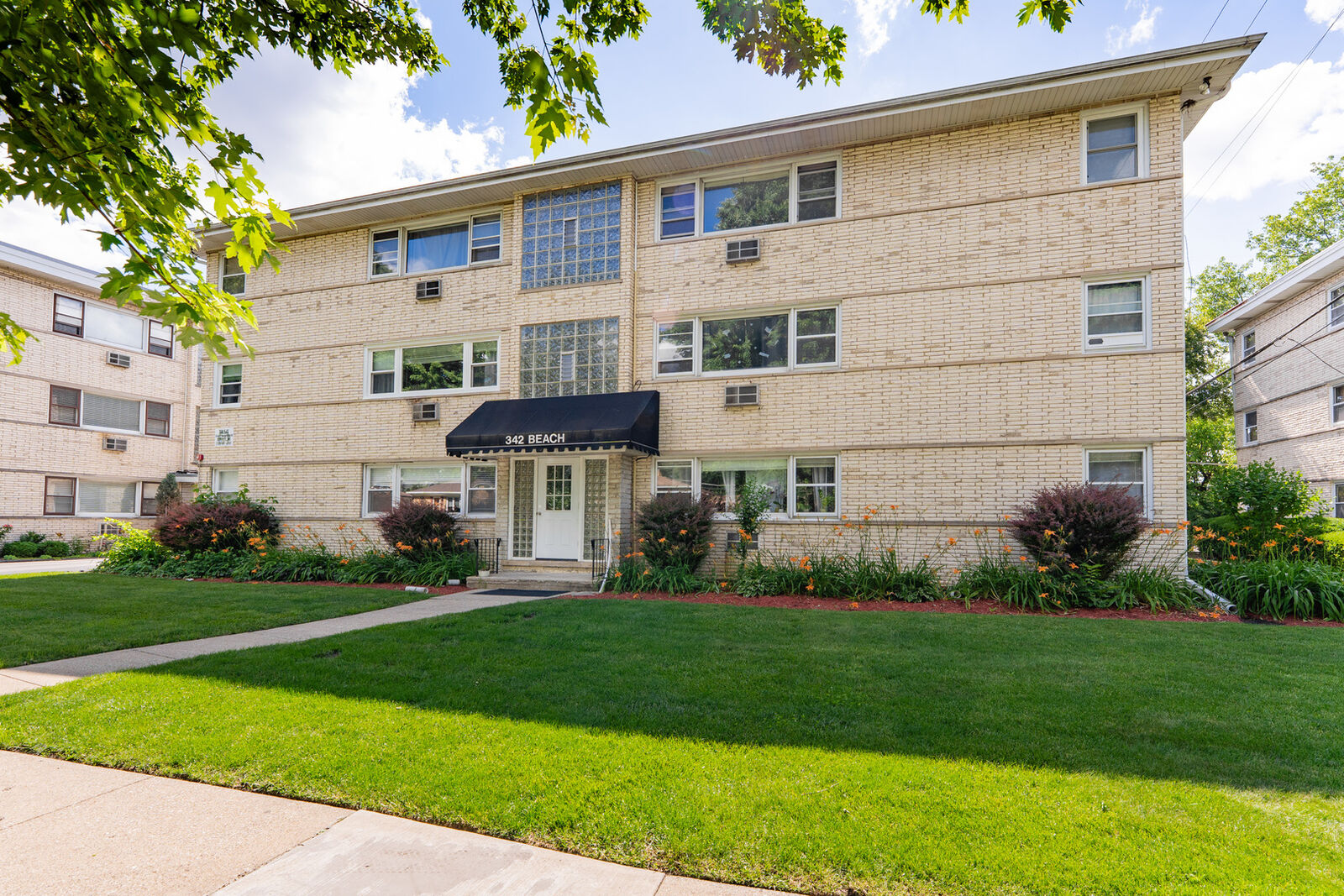 Property Photo: 342 Beach Avenue 2B IL 60526