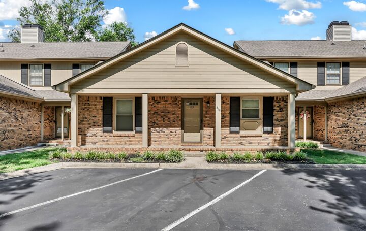 Property Photo: 318 Kingswood Ct TN 37043