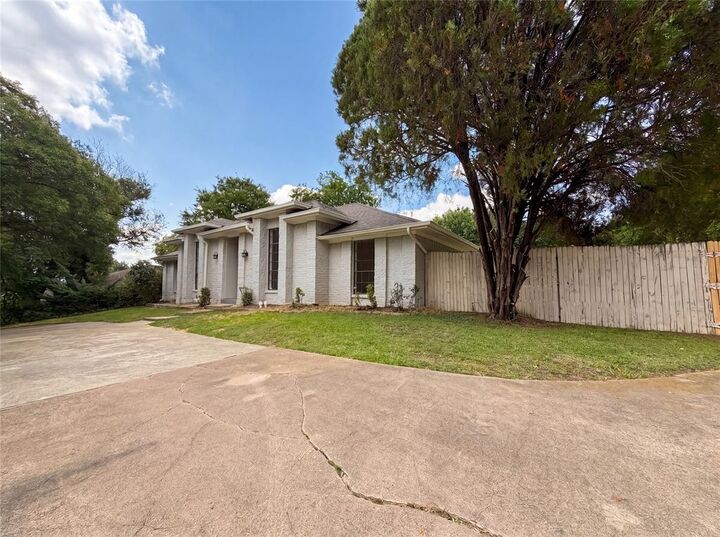 Property Photo:  2005 N Arbor Rose Drive  TX 75050 