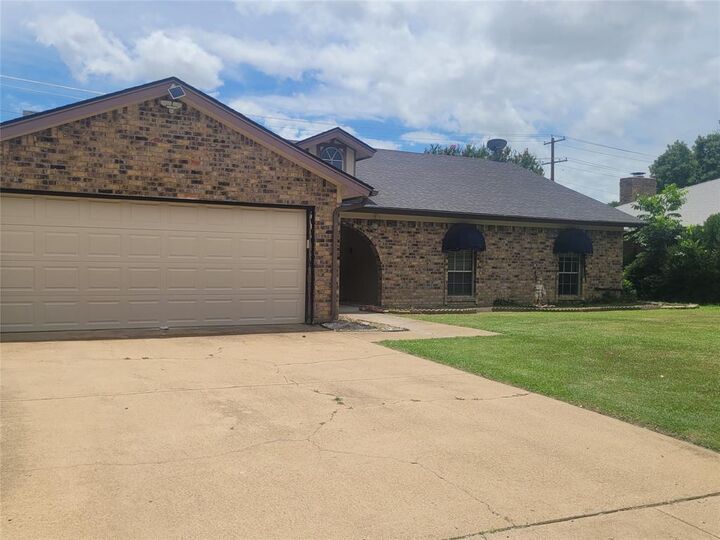 Property Photo: 4100 Longleaf Lane TX 76137