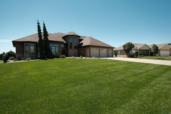 Property Photo:  995 Colonial Street  IA 51250 