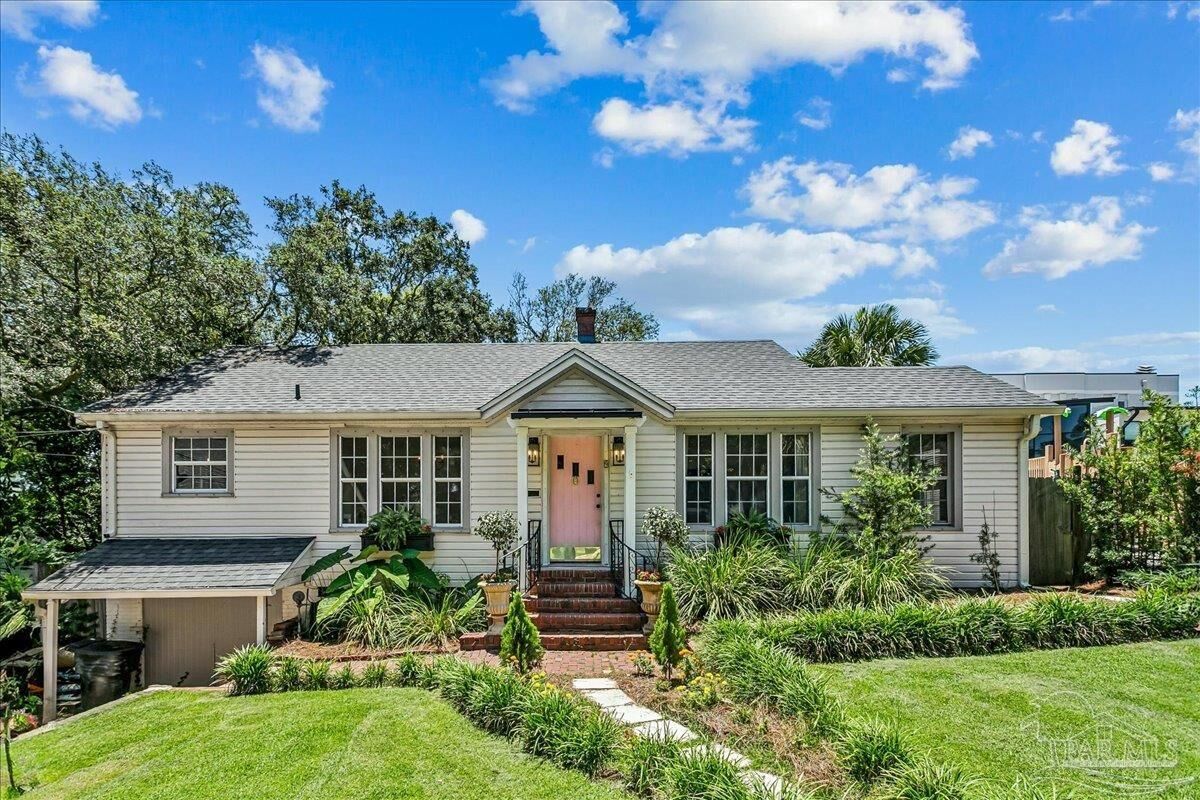 Property Photo:  9 E Strong St  FL 32501 