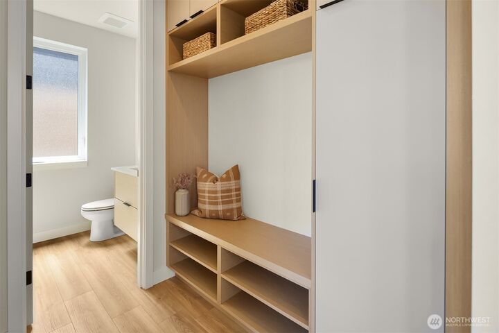Property Photo:  543  16th Avenue W  WA 98033 